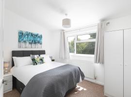 Skyvillion - STEVENAGE SPACIOUS COMFY 2BED HOUSE with Garden, Free WiFi & Parking，位于Shephall的度假屋