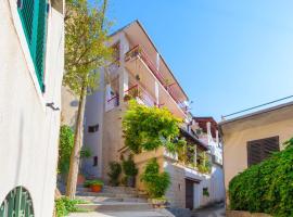 Apartments and rooms with WiFi Makarska - 11063，位于马卡尔斯卡的住宿加早餐旅馆