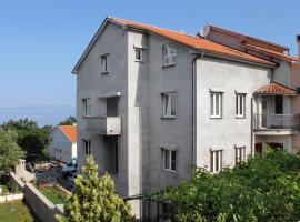 Apartments and rooms with parking space Njivice, Krk - 5458，位于奈维斯的旅馆