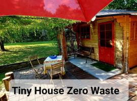Natural Cottage Glamping Eco-Tiny House，位于Škocjan的酒店