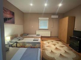 Prenociste Pecinci Biker Friendly，位于Pećinci的酒店