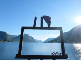 Apartment with lake view in Jølster，位于Årdal的度假短租房