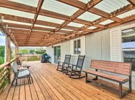 13 Mi to Lake Powell Mtn-View Home with Deck and BBQ