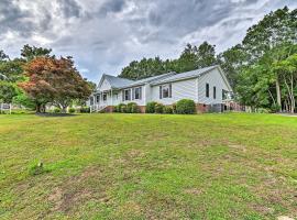 1 Mi to Cape Fear River Pet-Friendly Retreat，位于Lillington的酒店