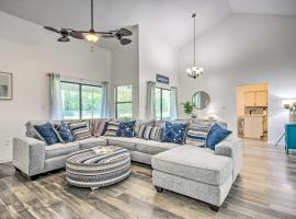 Navarre Home with Game Area and Screened-In Porch，位于纳瓦拉的酒店