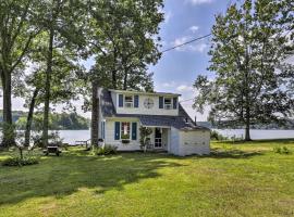 Lakefront Cottage with Covered Porch and Dock!，位于Coventry的低价酒店