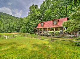 Scenic Creekside Cabin with Wraparound Porch!，位于海兰兹的酒店