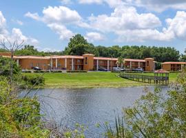 Quality Inn & Suites Mt Dora North，位于芒特多拉的酒店