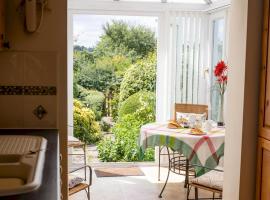 Pass the Keys Cosy cottage with views over the Shropshire hills，位于勒德洛的酒店