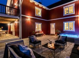 Charming Villa at Askersund Golf Resort，位于Åmmeberg的带停车场的酒店