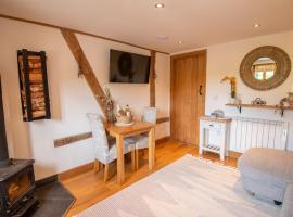 Apple Tree Cottage - Cosy 2 Bed with Deluxe HOT TUB & Log Burner，位于赫里福德的酒店