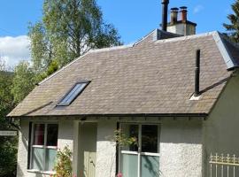 Cobbler's Cottage at Kindrochet, Strathtay，位于皮特洛赫里的度假屋