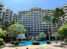 Riviera Bay Condominium, Tanjung Kling，位于Kampong Lereh的带停车场的酒店