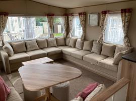 Deluxe 3 Bedroom Caravan with extra en-suite North Shore，位于斯凯格内斯的酒店