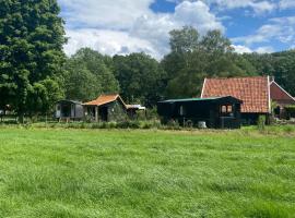 Tiny house, pipowagen onder de kastanje，位于阿尔滕的酒店