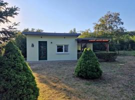 Gemütlicher Bungalow in Canow mit Terrasse, Hof und Seenähe，位于Wustrow的酒店