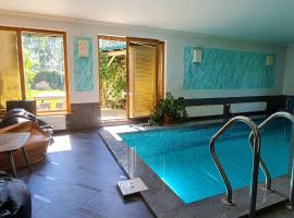 Spacious house with indoor pool & sauna.，位于阿达兹的度假屋