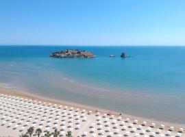 Gattarella Family Resort Puglia- Seaside Rooms and Suites with Premium Half-Board à la carte，位于维耶斯泰的酒店
