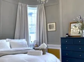 Elegant Georgian Apartment in Bath's Iconic Centre