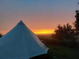 Disco tent secret garden glamping，位于Stubton的酒店