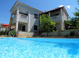 Holiday home with pool, Supetar, Island Brac，位于苏佩塔尔的酒店
