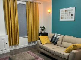 Comfortably furnished 2 bedroom home in Bolton，位于博尔顿Bolton Town Hall附近的酒店