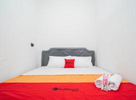 RedDoorz @ Aralia Harapan Indah，位于Pulokendal的酒店
