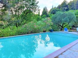 Villa CIGALONS en pleine pinède avec PISCINE chauffée de mai à septembre，位于Auriol的酒店