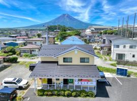 赤富士亭，位于富士吉田市Ararayama Shrine附近的酒店