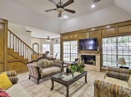 Spacious Houston Getaway about 23 Mi to Downtown!，位于Westfield的酒店