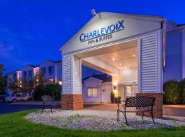 Charlevoix Inn & Suites SureStay Collection by Best Western，位于沙勒瓦麦哨巴山游乐区附近的酒店