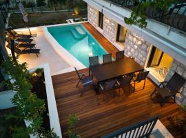 Villa Nika with private heated pool，位于斯拉诺的酒店