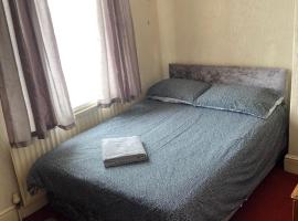 5/6 Bed House Barnsley Centre，位于巴恩斯利的酒店