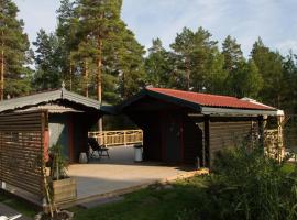 Timber cottages with jacuzzi and sauna near lake Vänern，位于卡尔斯塔德的民宿