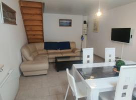 Maison 3 chambres. cour Privative 2 places de parking privatives，位于Corquilleroy的酒店