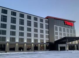 Grand Hotel TiMES Blainville-Mirabel，位于布兰维尔的带停车场的酒店