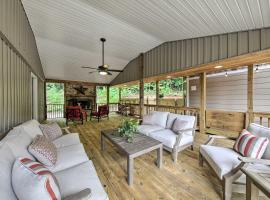 Blairsville Tiny Home w/ Covered Furnished Deck!，位于布莱尔斯维尔的酒店