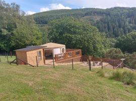 Yurt Uchaf Off-Grid Glamping，位于马汉莱斯的酒店