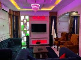 New Luxury 3 bedroom Duplex with private gym and close to Ikeja Airport，位于拉各斯的度假短租房