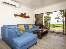 Newly Remodeled Ground-Floor Unit in Flamingo in Front of Beach，位于普拉亚弗拉明戈的度假屋