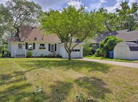 Cozy Plymouth Cottage with Medicine Lake View!，位于明尼阿波利斯的酒店
