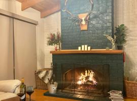 Two Mountains Lodge - Modern Alpine Retreat with Spa - 3mins to Mt Buller，位于布勒山的滑雪度假村