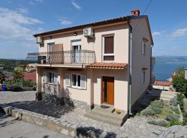 Apartments and rooms with parking space Vrbnik, Krk - 5299，位于瓦比尼科的酒店