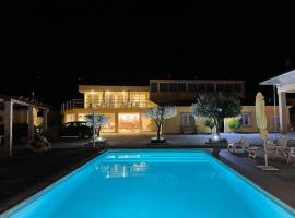 Quinta da Menina Guest House，位于维拉·雷阿尔的带泳池的酒店