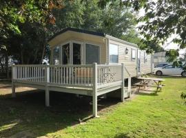 The Winchester luxury pet friendly caravan on Broadland Sands holiday park between Lowestoft and Great Yarmouth，位于Corton的度假园