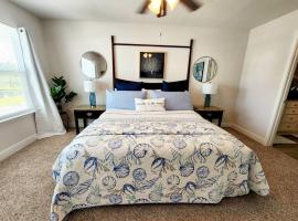 ENTIRE HOME- Gorgeous 3br Townhome Pool, Grill, WD, 2 FREE drive up spaces Sleeps 6 Close to everything PCB! Free WiFi，位于巴拿马城海滩的酒店