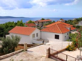 Apartments and rooms with parking space Zavala, Hvar - 128，位于耶尔萨的住宿加早餐旅馆