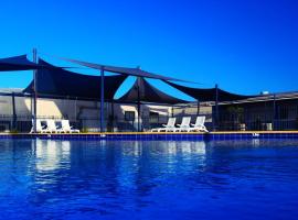 Aspen Karratha Village，位于卡拉萨的带泳池的酒店