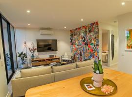 Funk in the City - Luxury Laneway Apartment with Single Garage，位于基督城Christchurch Polytechnic Institute of Technology附近的酒店