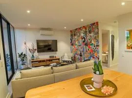 Funk in the City - Luxury Laneway Apartment with Single Garage